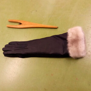 Lang lammeskinds handske med silkefoer og kant af mink. Pris fra 2200 kr.